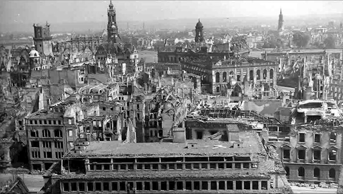 ۲۶ ژانویه ۱۹۴۴ - ۶ بهمن: درسدن آلمان پس از بمباران