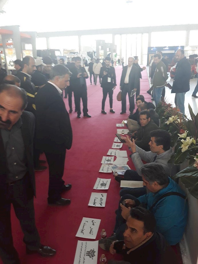تحصن‌ خریداران محصولات سایپا در نمایشگاه خودروی تهران 