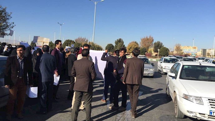 تجمع اعتراضی معلمان خرید خدمات آموزشی در مقابل استانداری یزد