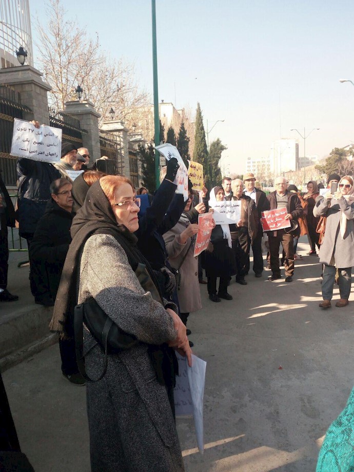 تجمع اعتراضی بازنشستگان مقابل مجلس رژیم در تهران 