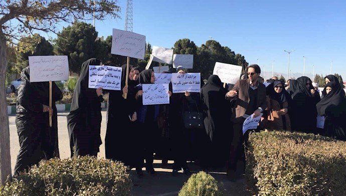 تجمع جمعی از معلمان در مقابل استانداری یزد