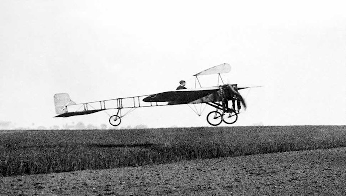 ۲۴ ژانویه ۱۹۰۸- ۴بهمن: اولین پرواز هواپیما در پاریس