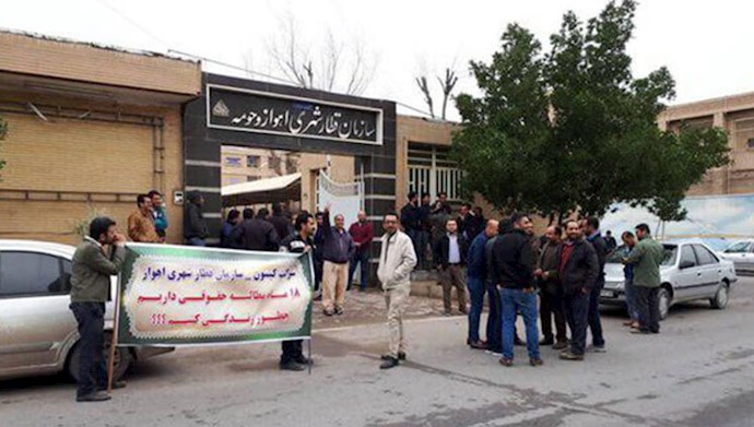 دومین روز تجمع اعتراضی کارگران قطار شهری اهواز دومین روز تجمع اعتراضی کارگران قطار شهری اهواز