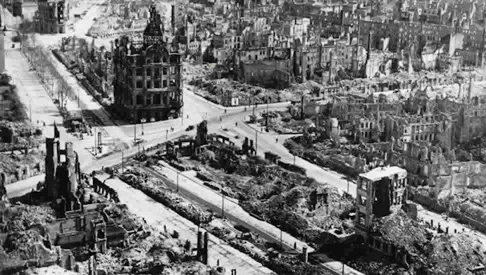 ۱۴فوریه ۱۹۴۵ - ۲۵ بهمن: بمباران شهر درسدن آلمان
