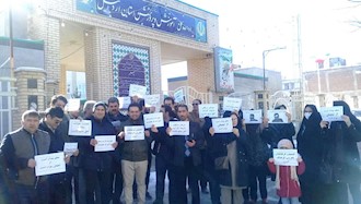 تجمع فرهنگیان و معلمان اردبیل در اعتراض به پاسخ نگرفتن مطالبات‌ خود مقابل اداره آموزش و پرورش این شهر