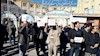 فرهنگیان کرمانشاه پلاکاردهایی دردست دارند که بر روی انها نوشته شده معلمین بیدارند از تبعیض بیزارند و تحصیل رایگان حق مردم ماست