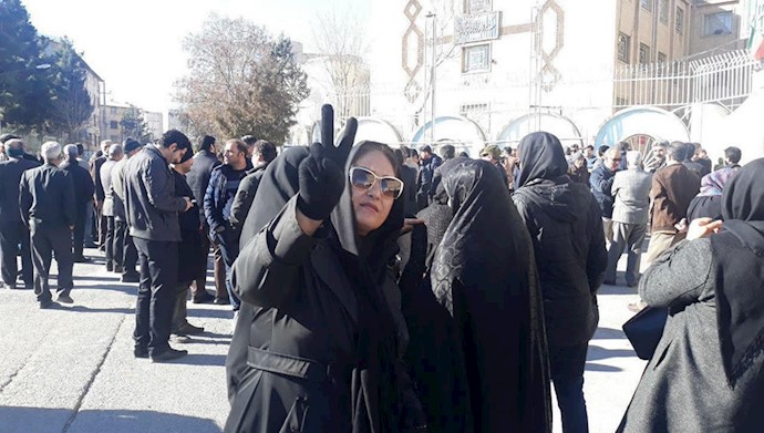 تجمع اعتراضی معلمان و فرهنگیان کرمانشاه در مقابل آموزش و پرورش استان