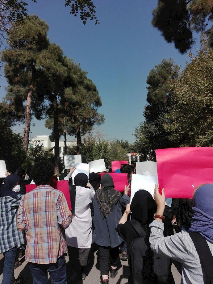 تجمع و اعتراض دانشجویان به حضور آخوند روحانی در دانشگاه تهران 