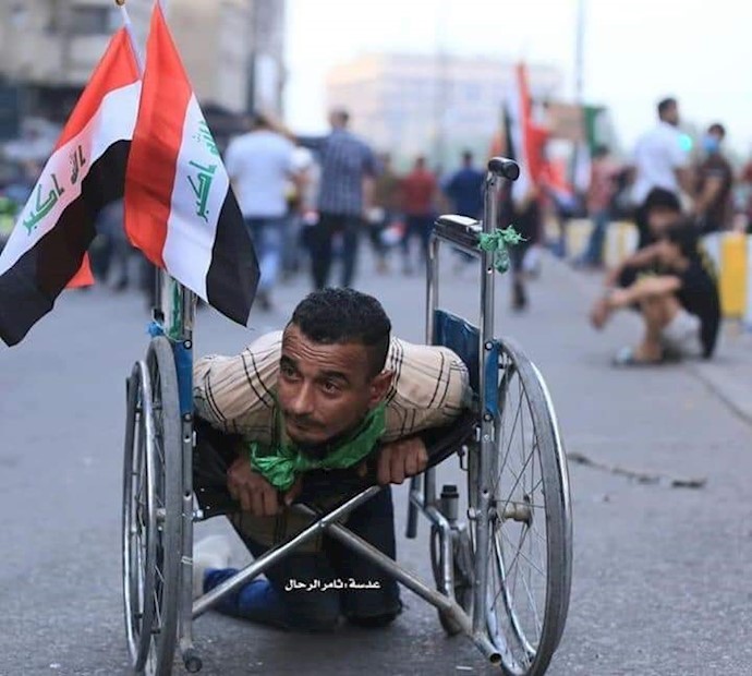 پل جمهوری بغداد- یک جوان معلول به همراه دیگر برادرانش در قیام مردمی 