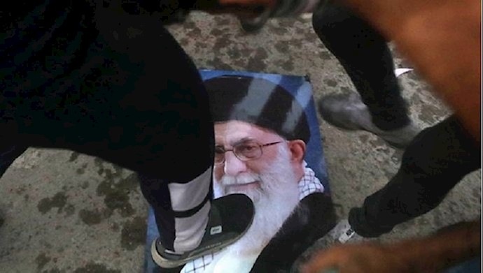 لگدکوب کردن عکس خامنه‌ای توسط جوانان و مردم بصره - عراق