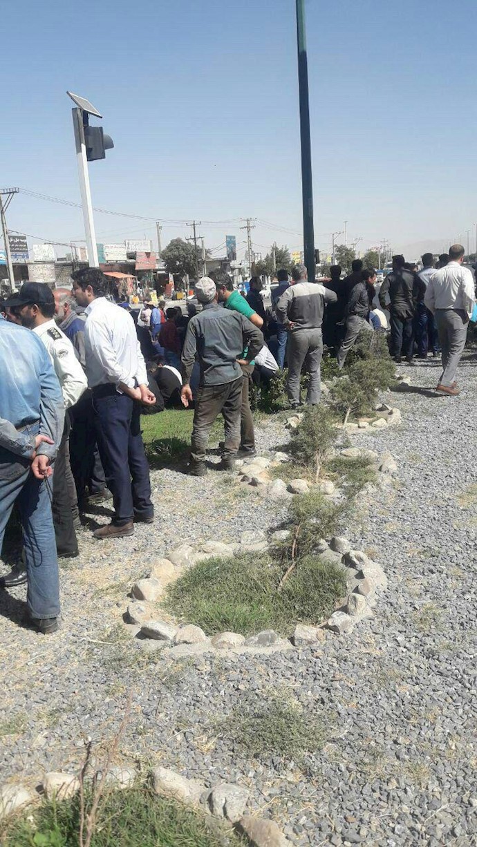 اراک.بستن جاده ورودی اراک توسط کارگران معترض آذرآب و هپکو ۱۴مهر۹۸