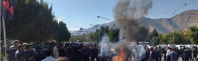 اراک.تجمع اعتراضی کارگران آذرآب و حمله گارد ضدشورش به کارگران با گاز اشک‌آور -۱۵مهر۹۸