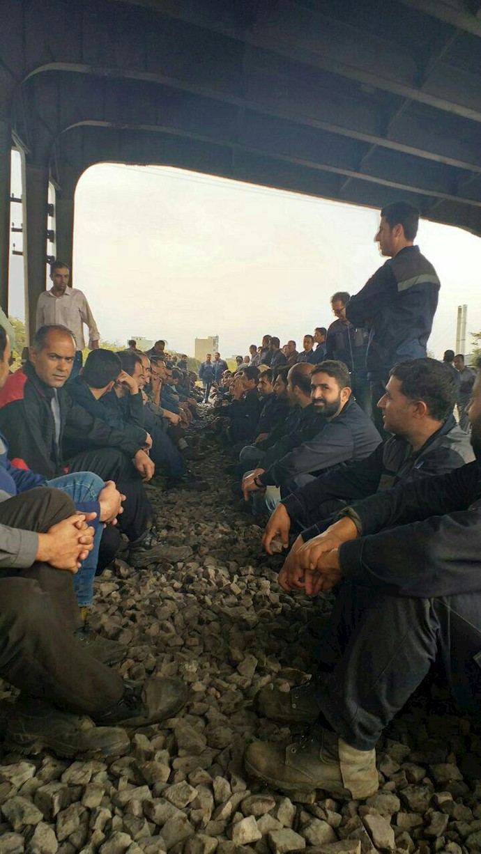 اراک.کارگران اعتصابی آذرآب ریل راه‌آهن شمال به جنوب را بستند -۲۸مهر۹۸