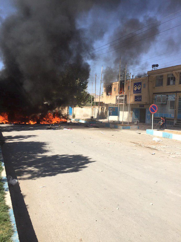 آتش زدن دفتر امام جمعه رژیم در لردگان توسط مردم به جان آمده - ۱۳مهر۹۸
