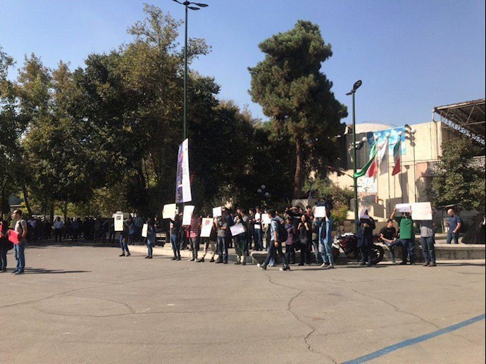 تجمع و اعتراض دانشجویان به حضور آخوند روحانی در دانشگاه تهران 