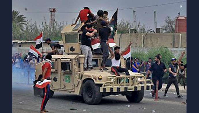 تظاهر کنندگان عراقی بر روی هاموی ارتش عراق