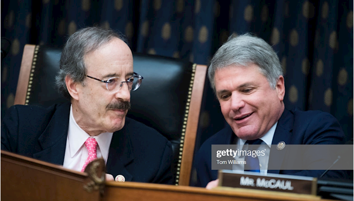 سناتور مایکل مک کول و الیوت انگل