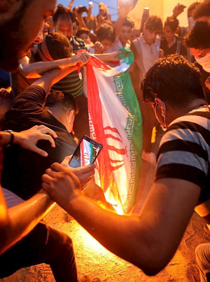 به آتش کشیدن پرچم خرچنگ‌نشان رژیم در عراق