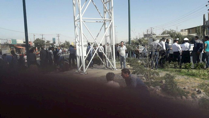 اراک.بستن جاده ورودی اراک توسط کارگران معترض آذرآب و هپکو ۱۴مهر۹۸