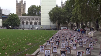 گرامی‌داشت شهیدان قتل‌عام ۶۷ مقابل پارلمان انگلستان در آستانه روز جهانی علیه اعدام