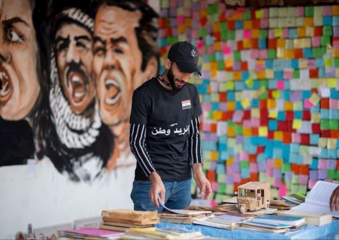 میدان تحریر - نمایشگاهی از یادداشتها و پیامها