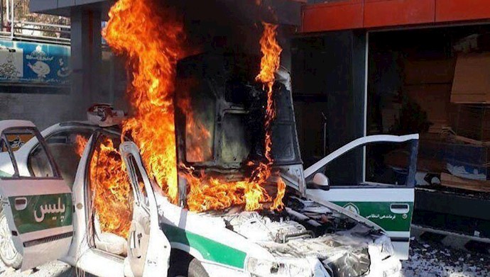 قیام ایران - به آتش کشیدن خودروی نیروی انتظامی سرکوبگر - ۲۵آبان۹۸