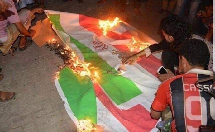 قیام عراق - به‌آتش کشیدن پرچم خرچنگ‌نشان رژیم آخوندی توسط جوانان عراقی