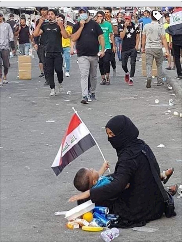 میدان تحریر بغداد - مادری به همراه کودکش در وسط میدان تحریر یعنی سنگر مبارزه با مزدوران خامنه‌ای