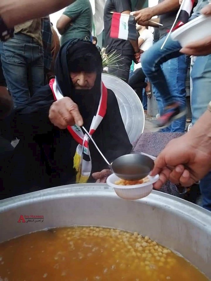 قیام عراق - میدان تحریر - پخت و پز غذا توسط مادران برای رزمندگان آزادی 