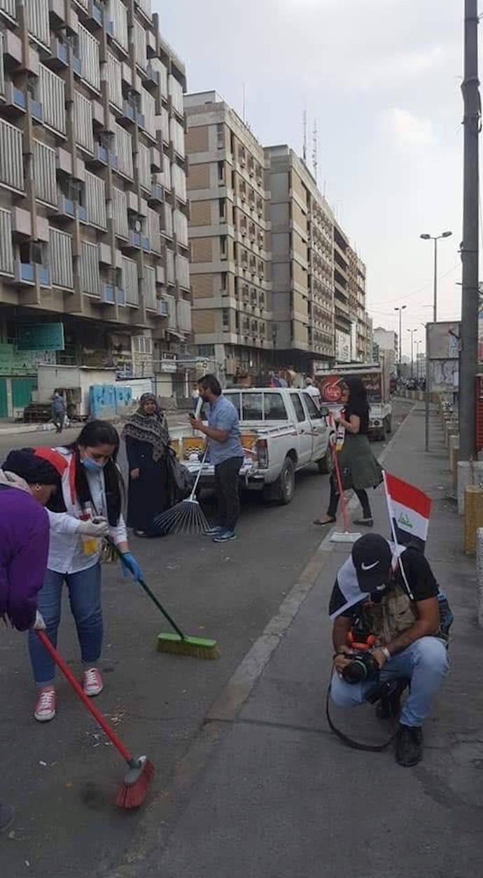 میدان تحریر بغداد - نظافت خیابان‌ها توسط زنان و مردان عراقی