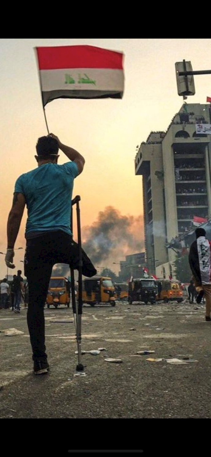 یکی از رزمندگان برای آزادی میهنش به صحنه نبرد یعنی میدان تحریر آمده