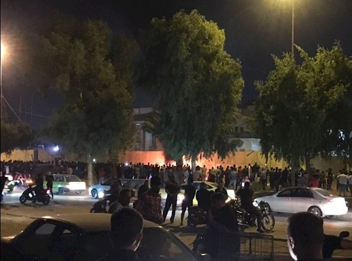 محاصره کنسولگری رژیم در کربلا و به آتش کشیدن پرچم خرچنگ‌نشان رژیم