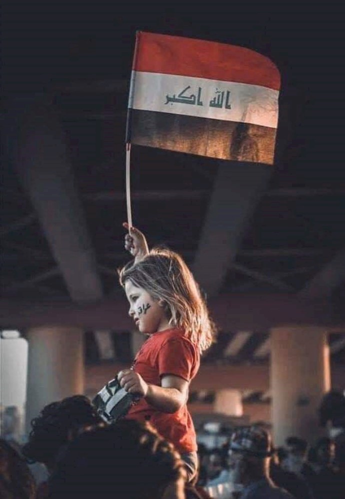 میدان تحریر بغداد - کودکی با پرچم عراق 