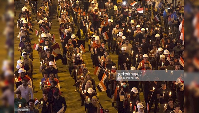 میدان تحریر بغداد - روشن کردن شمع به یاد شهیدان قیام عراق