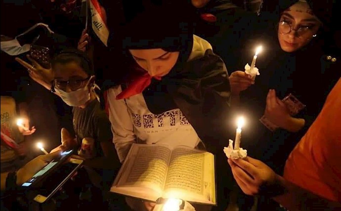 میدان تحریر بغداد - روشن کردن شمع و خواندن قرآن برای شهیدان قیام عراق
