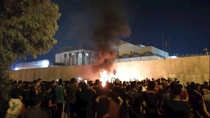 تصاویر به آتش کشیدن کنسولگری آخوندها در کربلا توسط تظاهر کنندگان عراقی