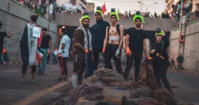 قیام عراق - میدان تحریر - گروه مقابل با شلیک گاز اشک‌آور