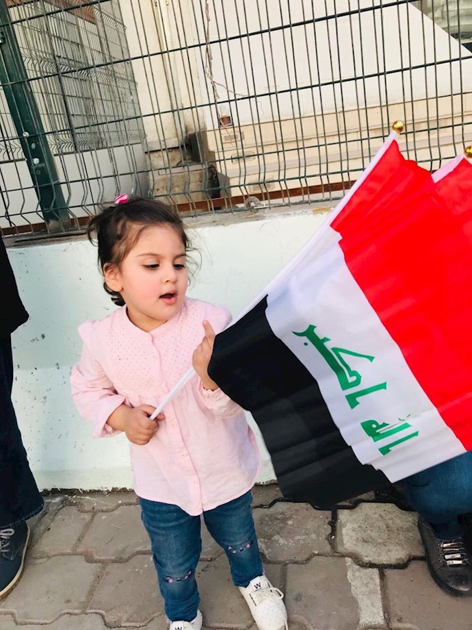 قیام عراق - میدان تحریر - کودکان با پرچم عراق در تظاهرات