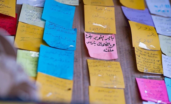 میدان تحریر - نمایشگاهی از یادداشتها و پیامها