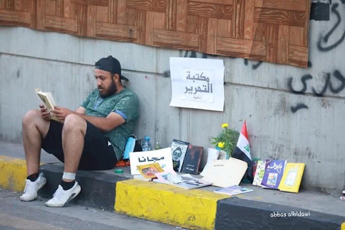 میدان تحریر - جوانان قیام در اوقاتی از روز در حال مطالعه 