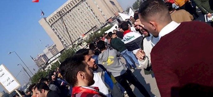 بغداد - تظاهرات و راهپیمایی دانشجویان و دانش‌آموزان مقابل وزارت آموزش و پرورش