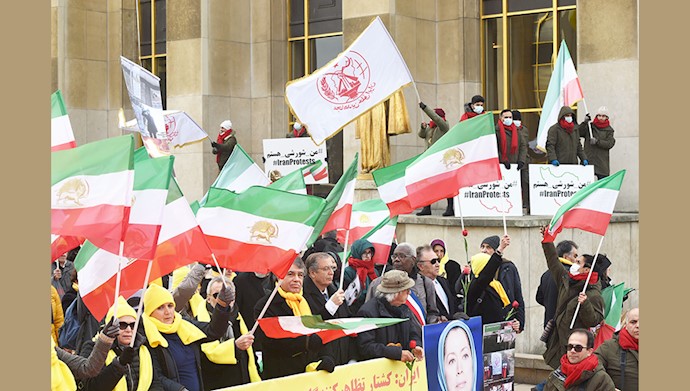 تظاهرات بزرگ ایرانیان در حمایت از قیام در پاریس
