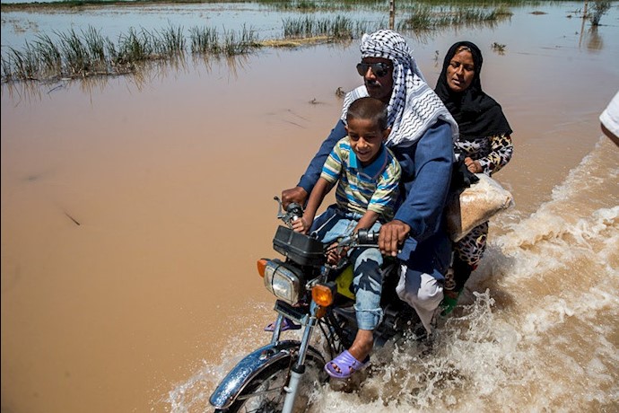 مردم سیل‌زده خوزستان خانه و کاشانه خود را ترک می‌کنند