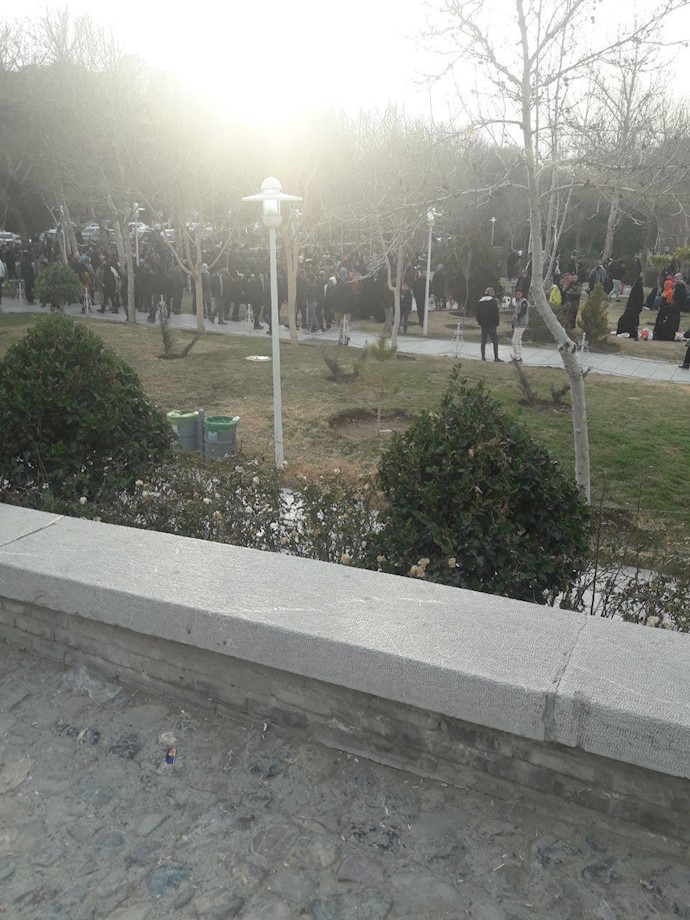 تجمع اعتراضی صدها تن از مردم اصفهان در کنار زاینده رود