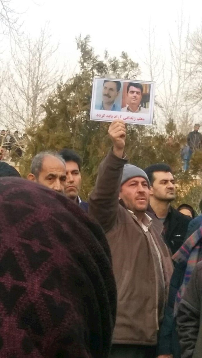 تجمع اعتراضی صدها تن از مردم اصفهان در کنار زاینده رود