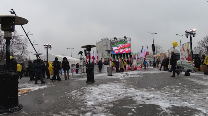 تصاویری از آماده‌سازی تظاهرات مقاومت ایران در هوای سرد با بارش برف در ورشو 