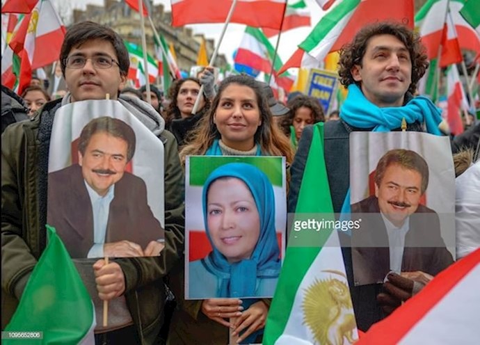 تظاهرات پاریس ـ جوانان شرکت‌ کننده در تظاهرات پاریس با تصاویر مسعود و مریم رجوی