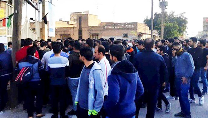 تجمع اعتراضی مردم در مقابل فرمانداری دزفول