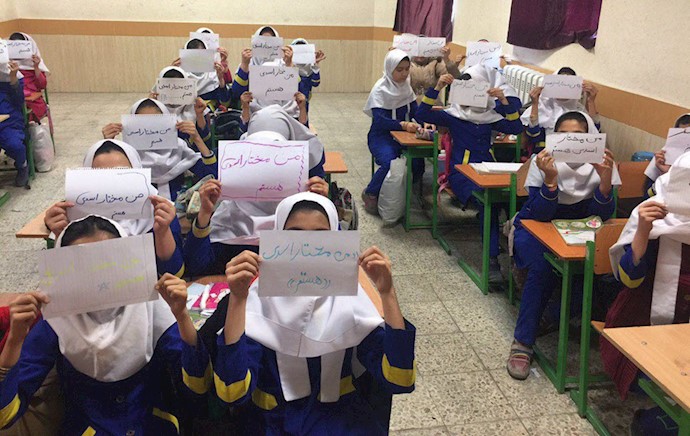 مریوان.حرکت اعتراضی دانش‌آموزان در حمایت از معلم زندانی مختار اسدی