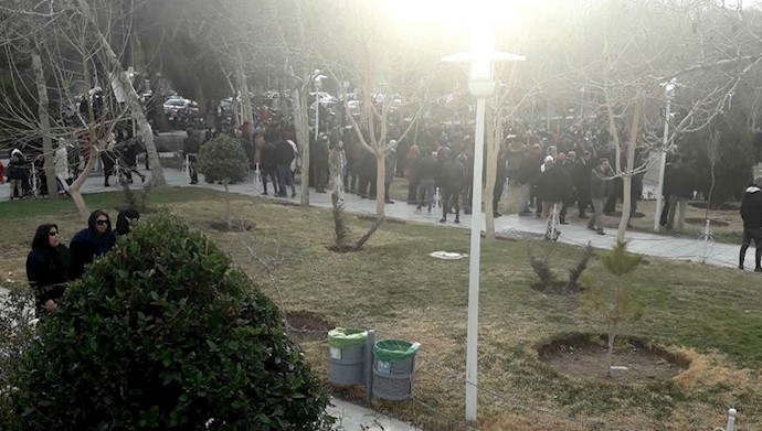 تجمع اعتراضی معلمان و فرهنگیان شجاع اصفهانی در جنوب سی‌وسه‌پل - ۱۸بهمن
